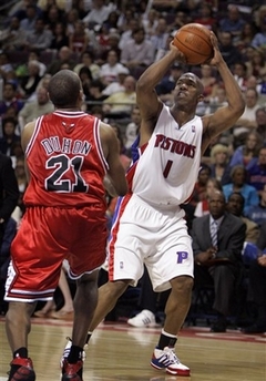 Pistons trounce Bulls in series opener