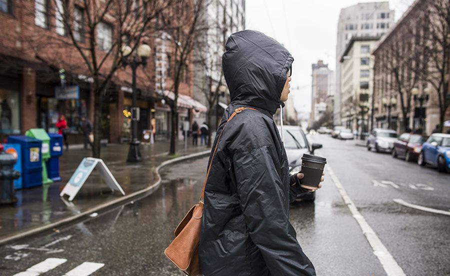 解放双手的雨衣火遍英国，竟是抖音玩剩下的？