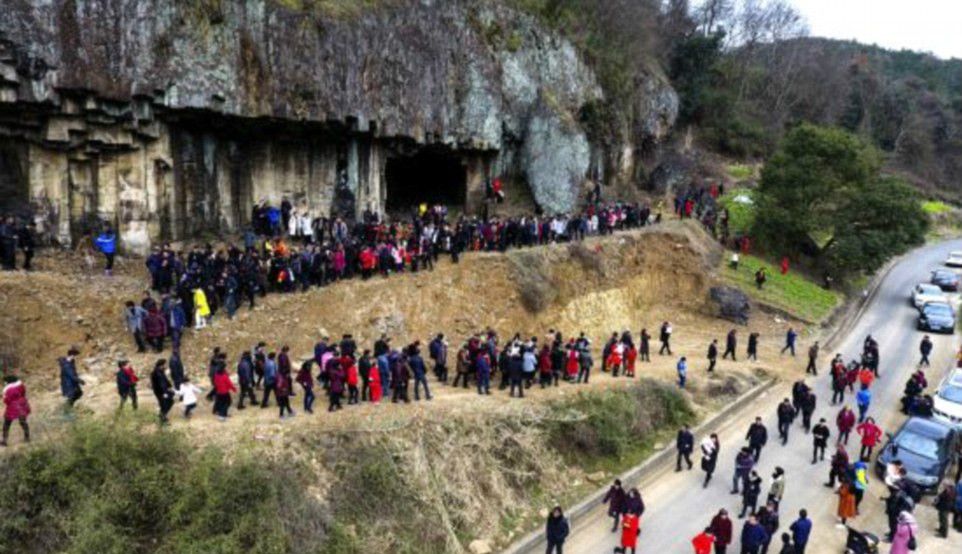 外媒看中国：500人拍全家福 无人机都出动了