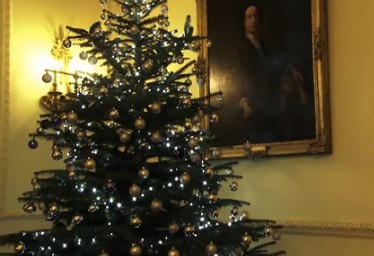 英国首相卡梅伦朗读经典诗歌《圣诞前夜》