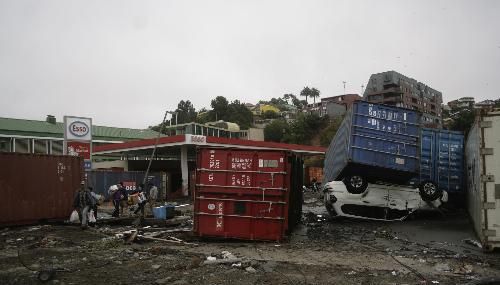 智利地震超700人死亡 余震引发海啸百余人失踪