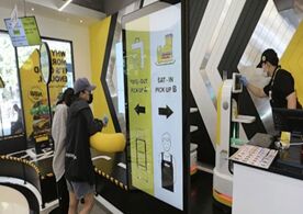 韩国餐厅启用送餐机器人