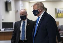 特朗普终于在公开场合戴口罩了！