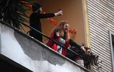 疫情夺不走欢乐：意大利人在阳台上齐声歌唱相互鼓劲