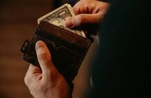 你捡到钱包会还给失主吗？调查显示，钱包里钱越多归还率越高