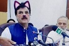 巴基斯坦地方政府记者会直播忘关滤镜 新闻部长变“猫脸”