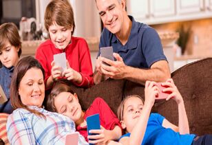 研究显示 家长对手机上瘾会影响孩子
