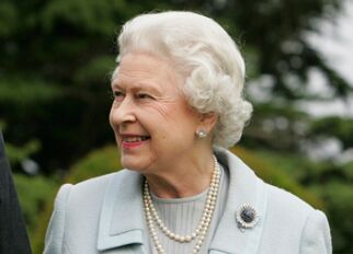 英国女王吐槽王冠太重：别低头，脖子会断