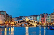 威尼斯颁布旅游新规：运河勿游泳，桥上不久留