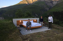 仅有一张床的阿尔卑斯露天酒店
