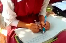 左右开弓：印度学校训练学生双手同时写字