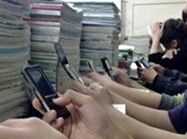 高中生使用手机High School Students Use Cell Phone